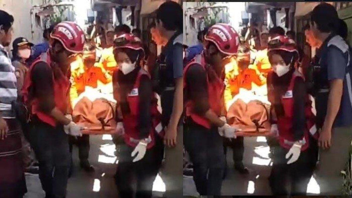Proses evakuasi jenazah kakek di Surabaya ditemukan tewas di atap rumah