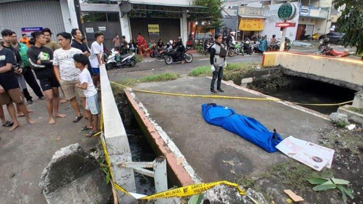 Proses evakuasi mayat pemuda Semarang tewas selepas duel maut di Jalan Majapahit Semarang persisnya di depan Rumah Makan Padang Diva Minang, Pedurungan, Kota Semarang, Kamis (14/3/2024) sekira pukul 14.30 WIB.