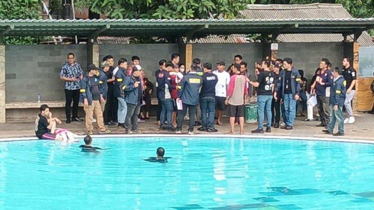 Proses rekonstruksi pembunuhan Raden Andante Khalif Pramudityo (6) anak Tamara Tyasmara di Taman Air Tirtamas, Jakarta Timur.
