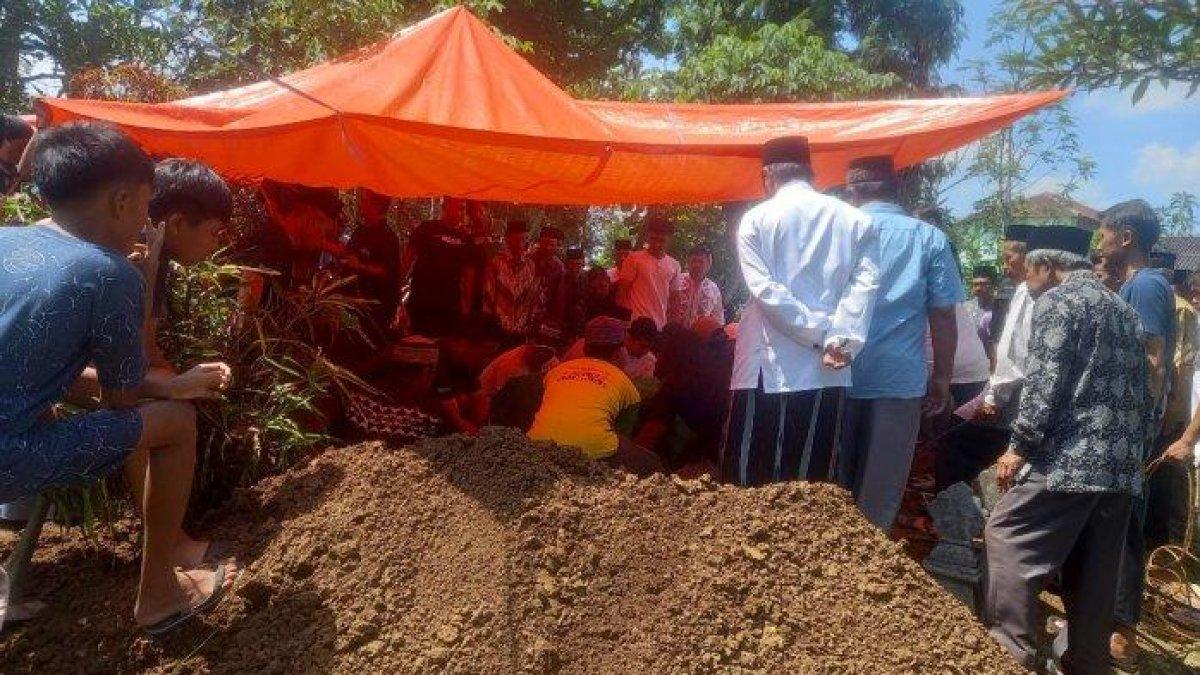 Prosesi pemakaman suami istri