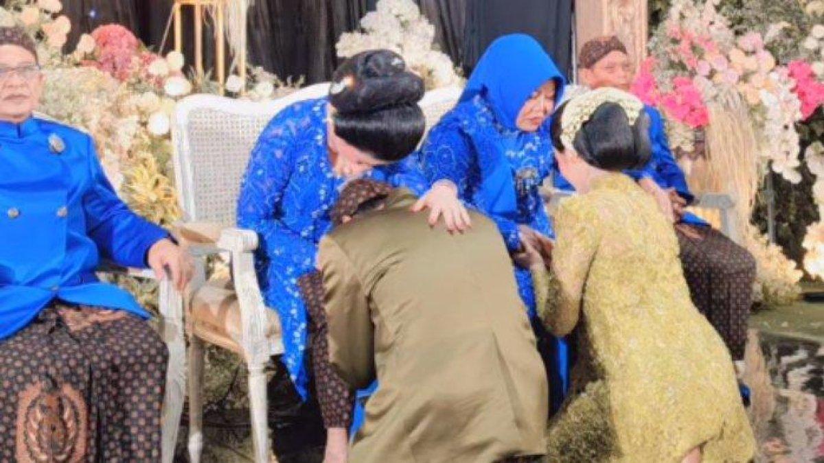Prosesi sungkem Denny Caknan dan Bella Bonita di acara mitoni