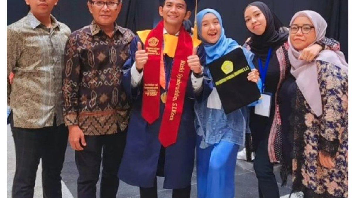 Prosesi wisuda Rizki DA berlangsung meriah pada Kamis, 9 Januari 2025, bertempat di Jakarta Convention Center.