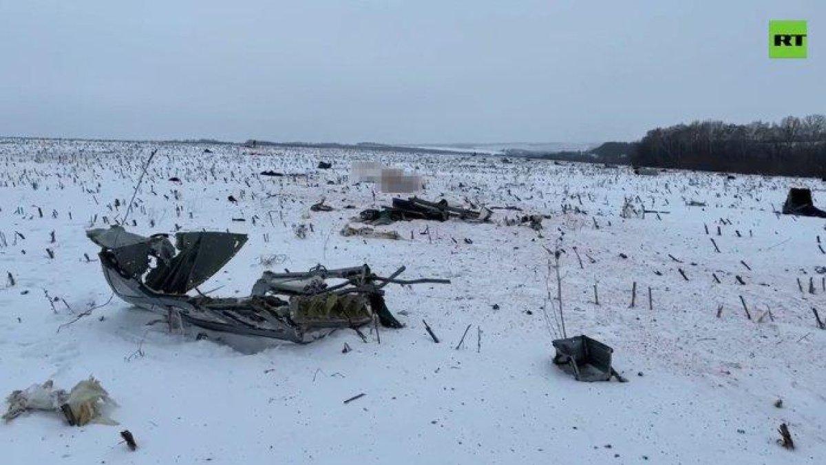 Puing-puing pesawat Ilyushin II-76 Rusia yang ditembak Ukraina, Pesawat tersebut berisi 65 tahanan perang Ukraina yang akan ditukar dengan Rusia tetapi ditembak di perbatawan Rusia-Ukraina.