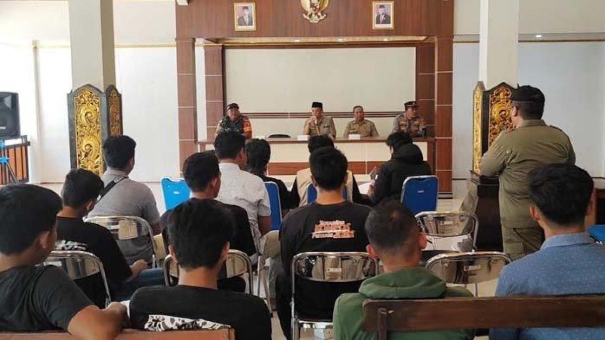 Puluhan warga mendatangi