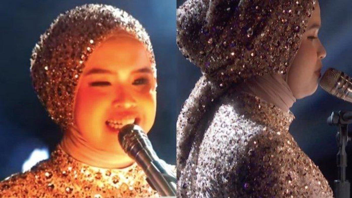 Putri Ariani menyanyikan lagu U2 berjudul I Still Haven't Found What I'm Looking For.