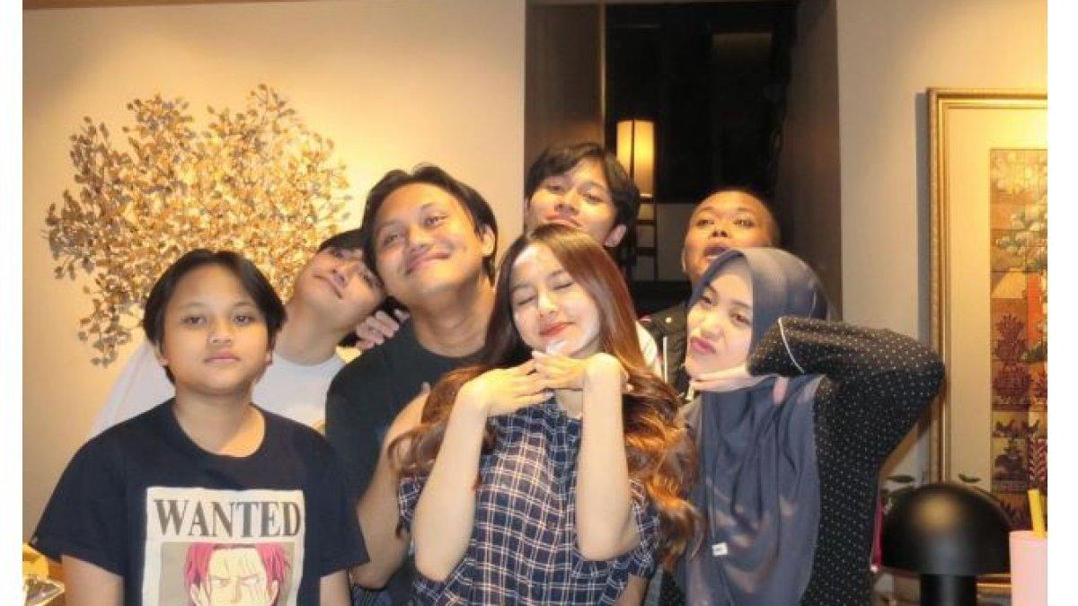 Putri Delina kembali mengunggah potret kebersamaan Jeffry Reksa bareng keluarganya.