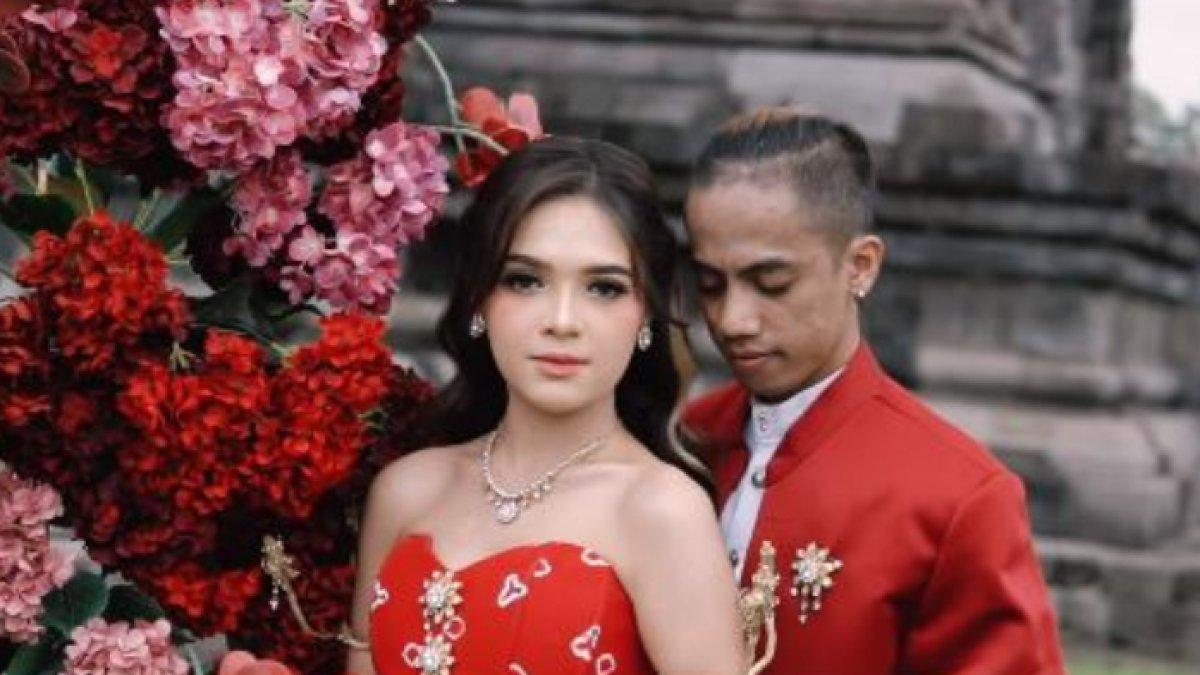 Putri Kristya dan Bayu Onyonk tampil dengan balutan busana adat Jawa