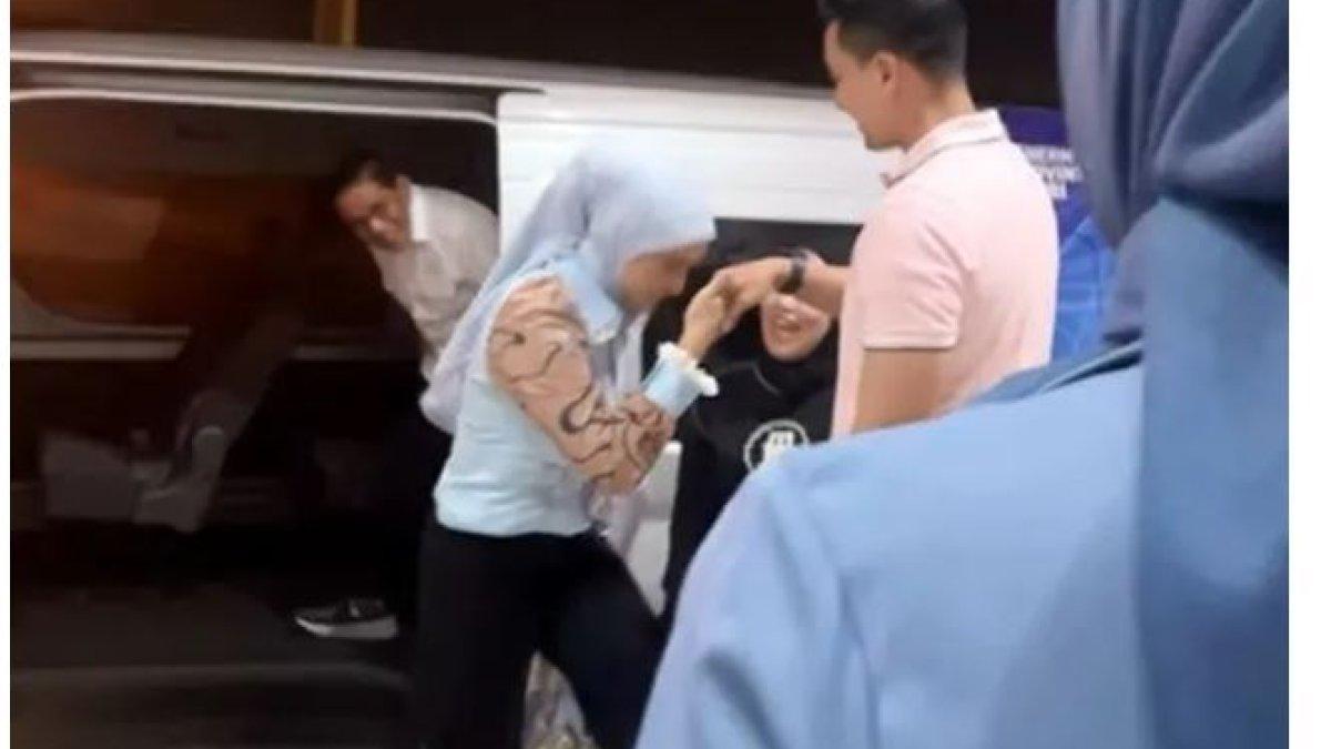Putri Zulhas tampak mencium tangan Zumi Zola saat mereka bertemu untuk pertama kalinya. 