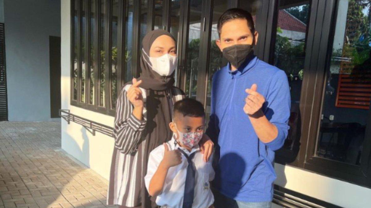 Putri dan Mumtaz kompak mengantar anak kedua mereka sekolah hari pertama.