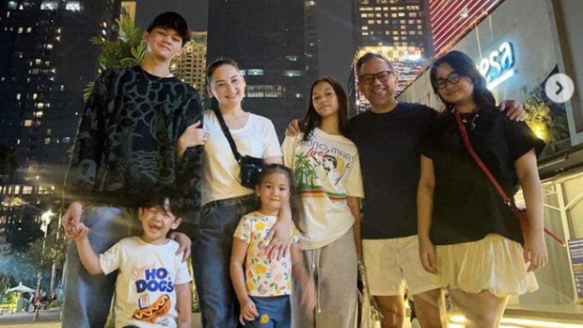 Putri sulung Mona dan Indra juga menceritakan masa muda ayah