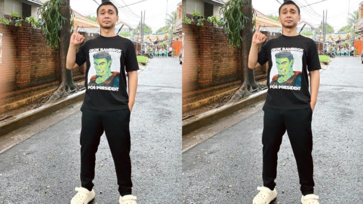 Raditya Dika tampil santai saat datang ke TPS