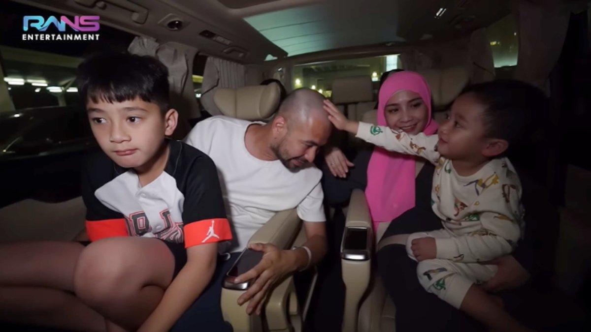 Penampilan Raffi Ahmad dan Nagita Slavina sepulang haji.