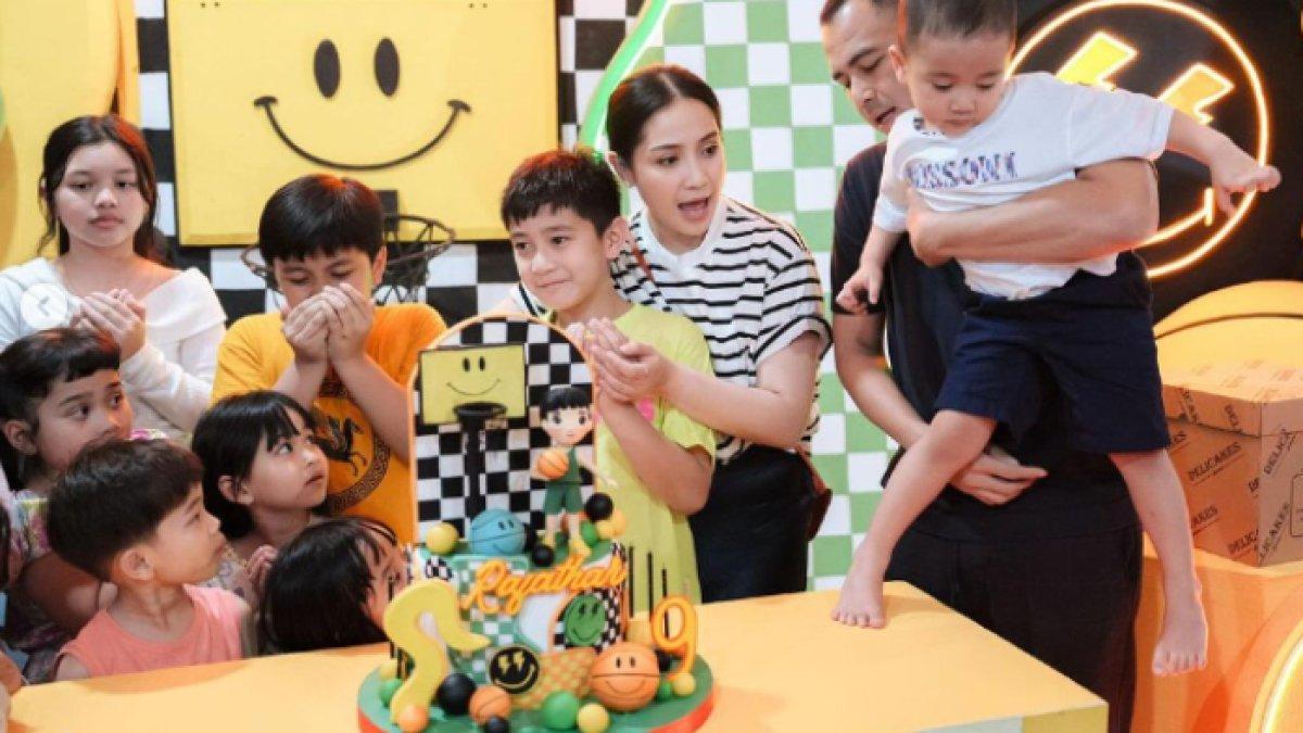 Rafathar mendapat kue ulang tahun bertema basket