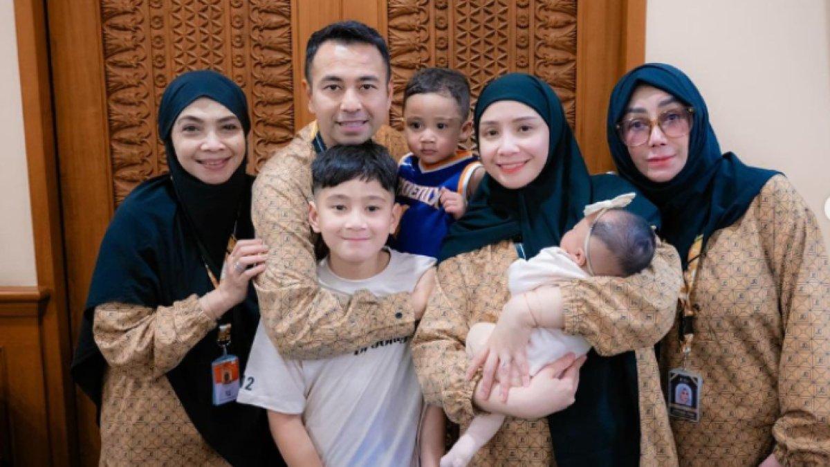 Raffi Ahmad dan Nagita Slavina diantar ketiga anak