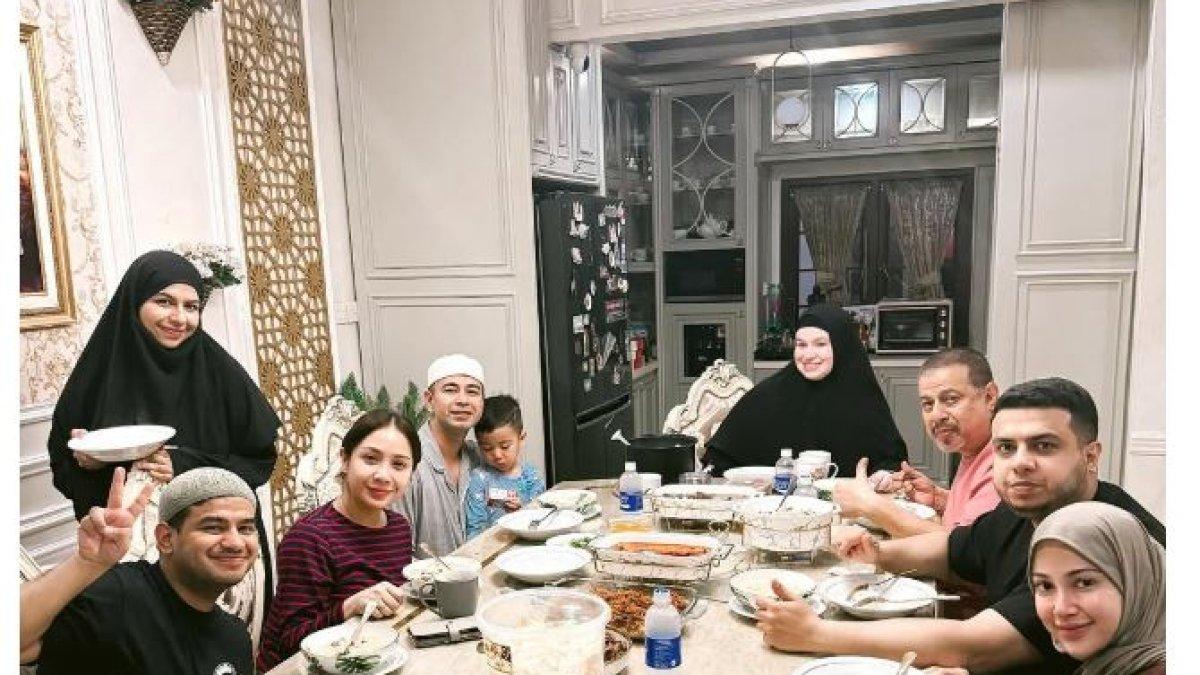 POTRET RAFFI AHMAD DAN NAGITA SLAVINA SAHUR - Raffi Ahmad membagikan potret kebersamaan saat sahur di rumah Fadil Jaidi. 