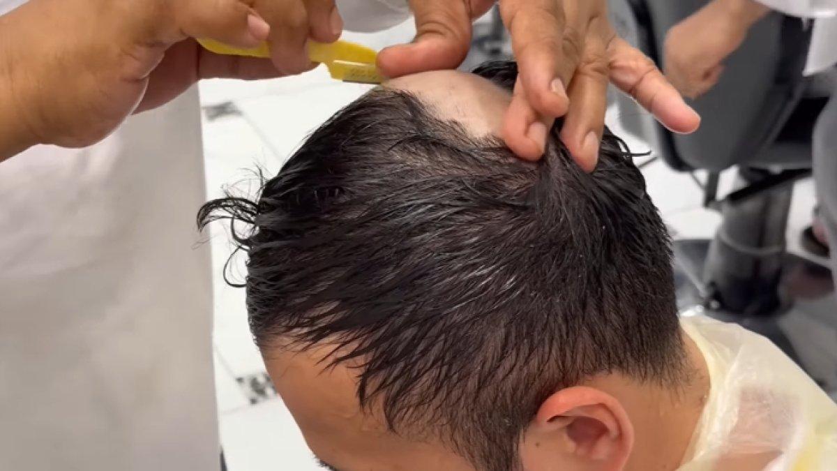 Raffi Ahmad mencukur rambutnya di sebuah salon.