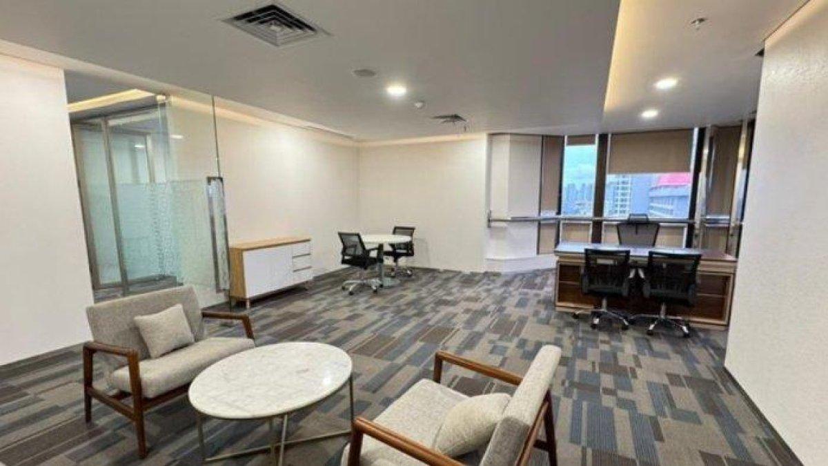 Raffi Ahmad tampak bangga lantaran punya kantor baru usai jadi utusan khusus presiden.