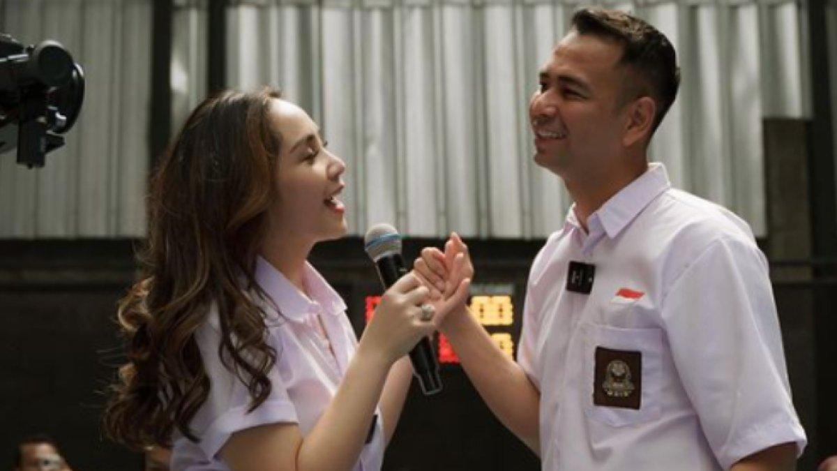 Raffi dan Nagita bernyanyi bersama