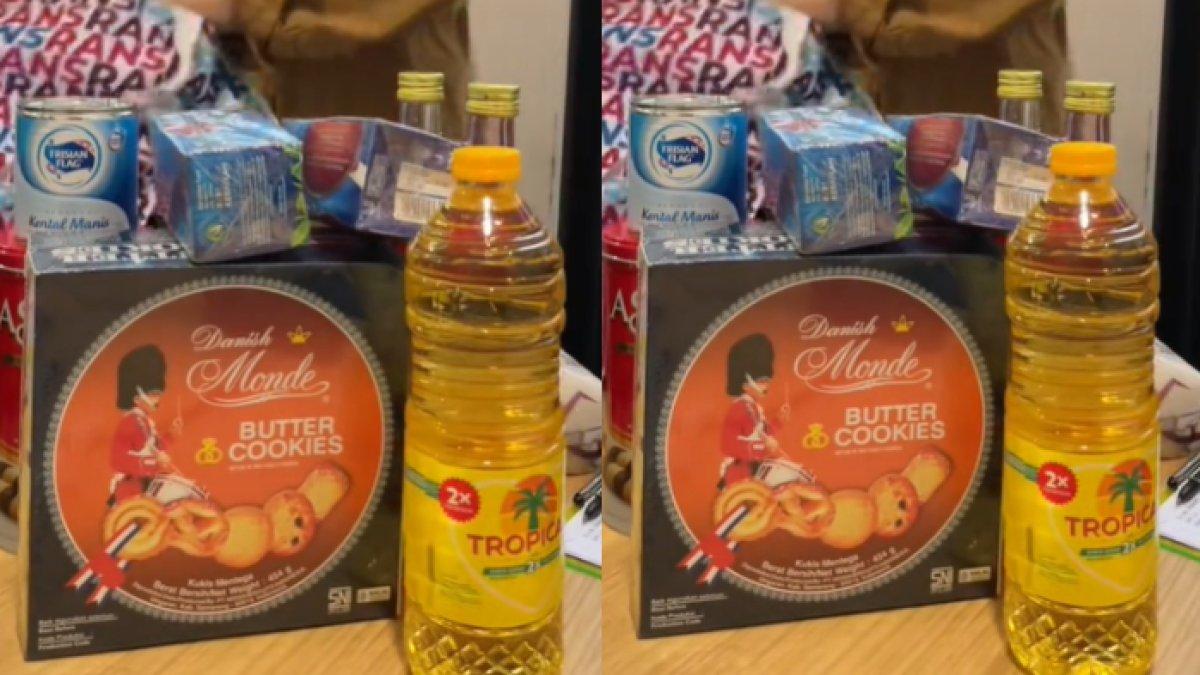 Raffi Ahmad dan Nagita Slavina memberikan satu botol minyak goreng berukuran satu liter