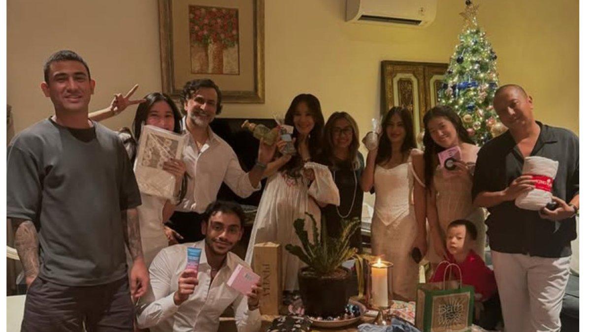 Rafi Haikal ikut menghadiri perayaan Natal yang digelar di rumah keluarga Valerie Thomas.
