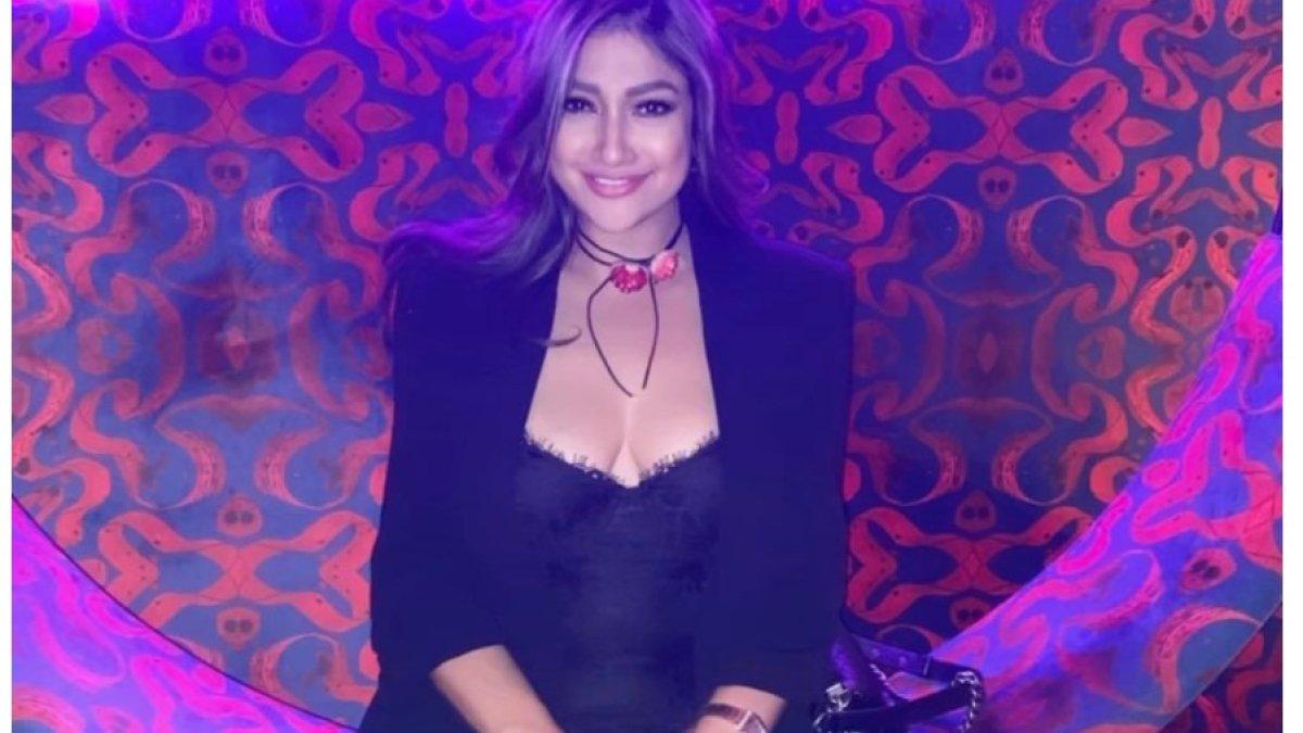 Rahma Azhari merayakan ulang tahunnya dengan meriah di sebuah restoran. 