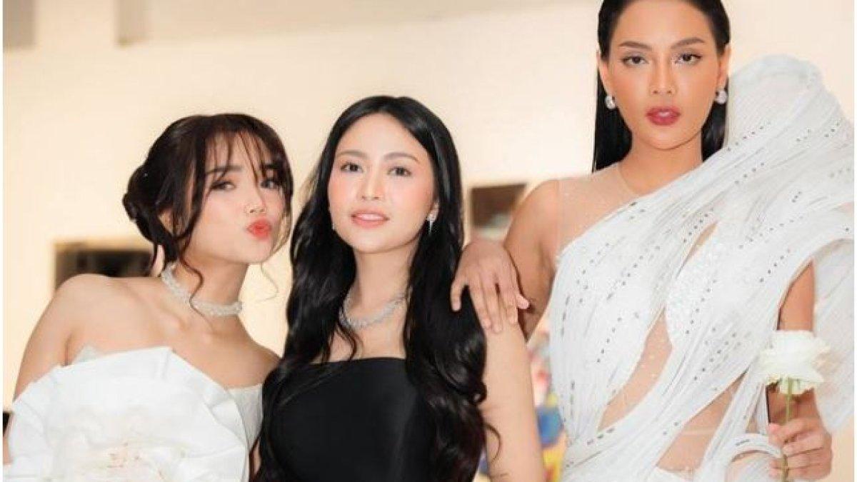 Rambut Fuji diolah dengan gaya updo modern