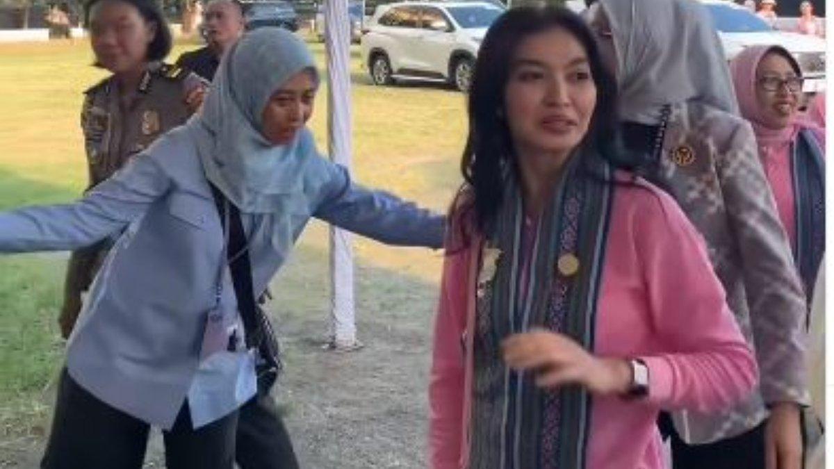 PENAMPILAN SELVI ANANDA DI LOMBOK - Rambut Selvi Ananda ditata dengan gaya loose wave alami, dibiarkan tergerai sehingga menampilkan kesan lembut namun tetap anggun. 