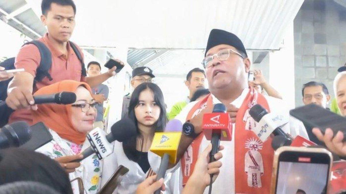 Rano Karno unggul dalam kisaran 49,87 persen hingga 51,03 persen daripada dua paslon lainnya dalam beberapa quick count lembaga survei