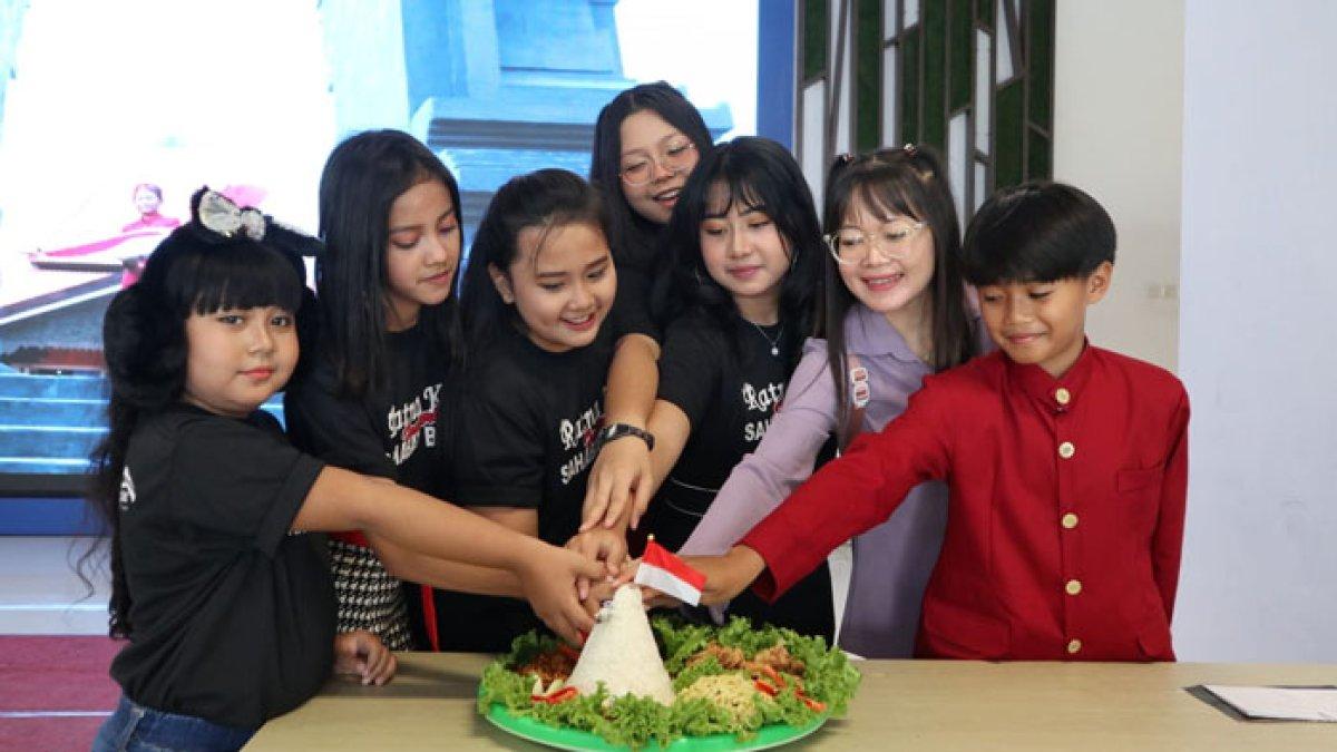 Ratna Koin potong tumpeng