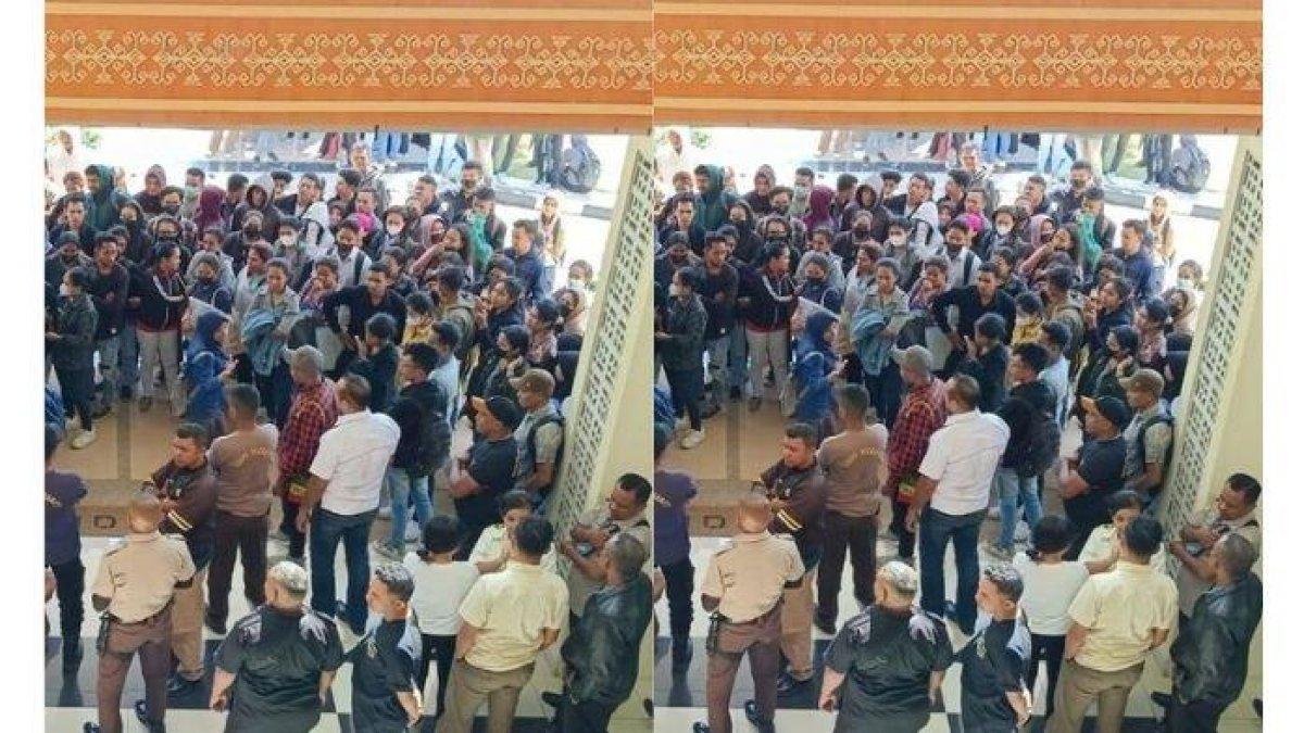 Ratusan alumni Undana melakukan demo di depan kampus