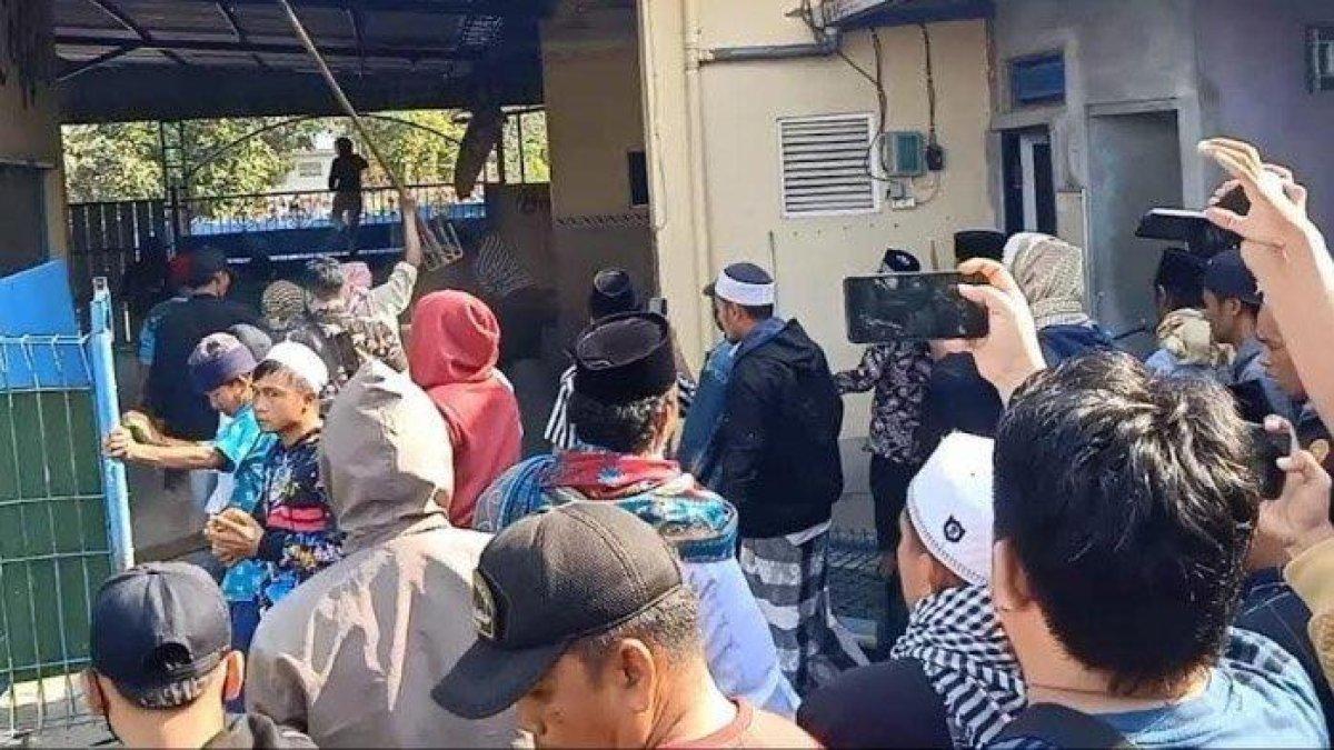 Ratusan massa menyerbu sebuah kafe di Jalan Gatot Koco, Pamekasan. Mereka merusak dan memporak-porandakan perabotan di dalamnya, Jumat (8/9/2023).