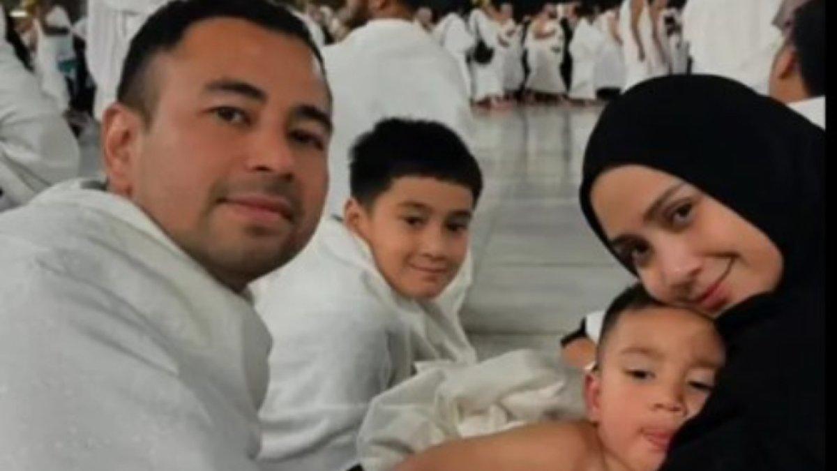 Rayyanza tampak bersemangat ibadah di depan Kabah