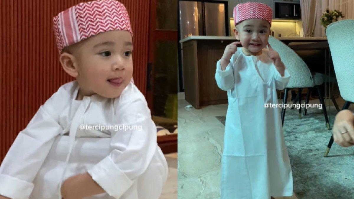 Rayyanza terlihat memakai gamis berwarna putih.