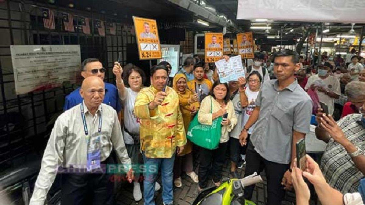 Razalif, caleg yang kampanye bawa mobil mewah.