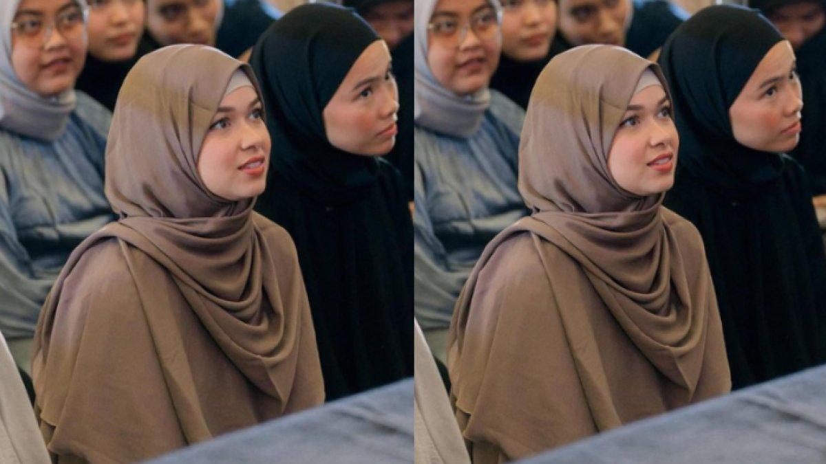 Rebecca pun memadukan gamis coklatnya dengan pashmina