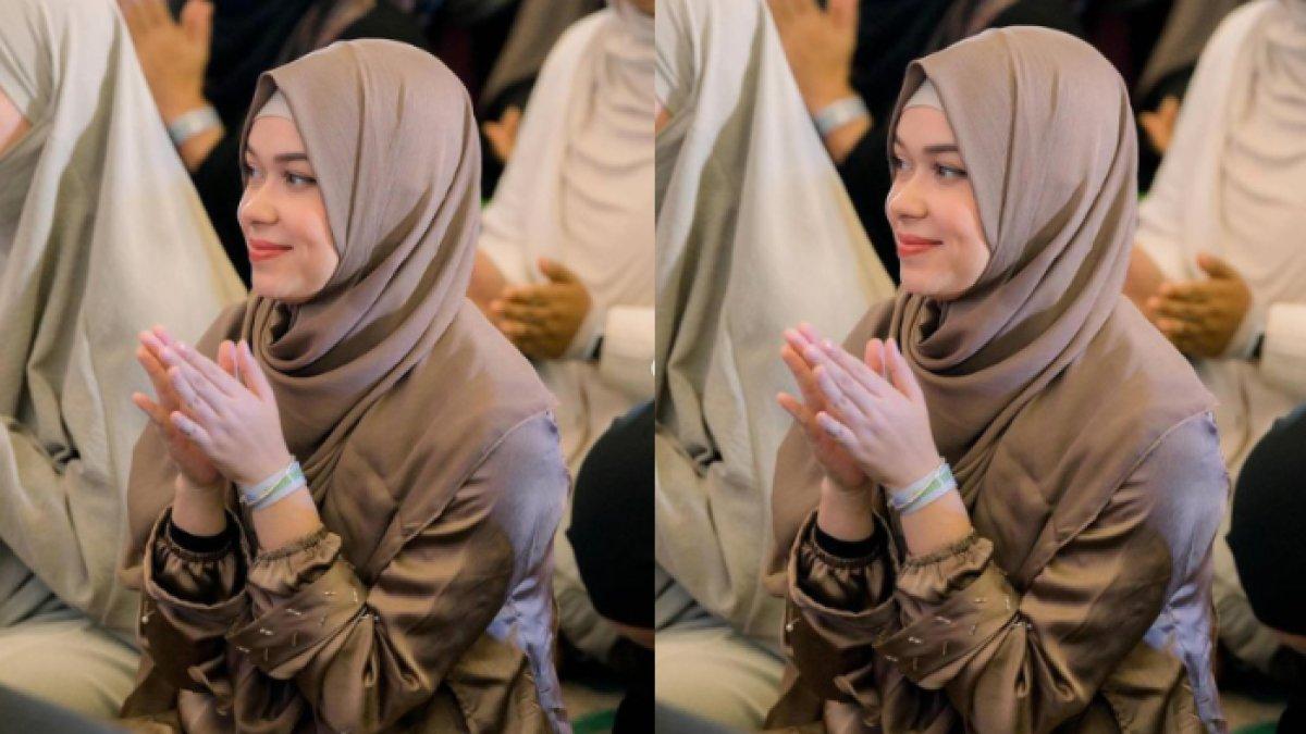 Rebecca tampil kalem memakai gamis warna coklat.