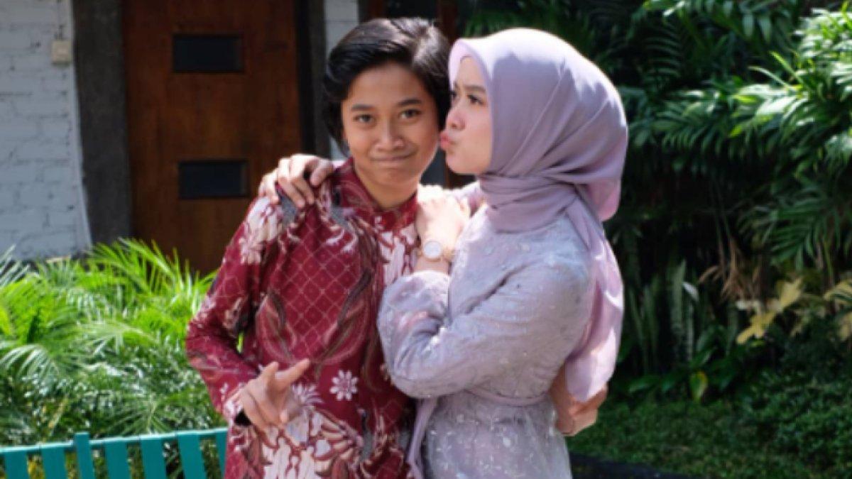 Redi temani Lesti Kejora saat menghadiri pernikahan Rizki DA