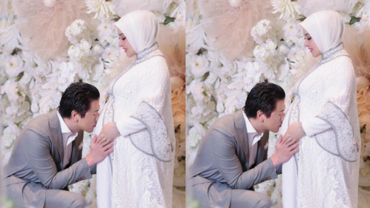 Reino Barack mencium perut sang istri.