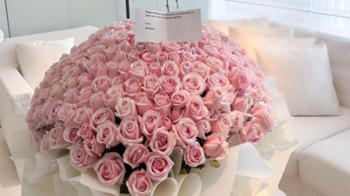 Reino memberikan satu buket bunga untuk Syahrini