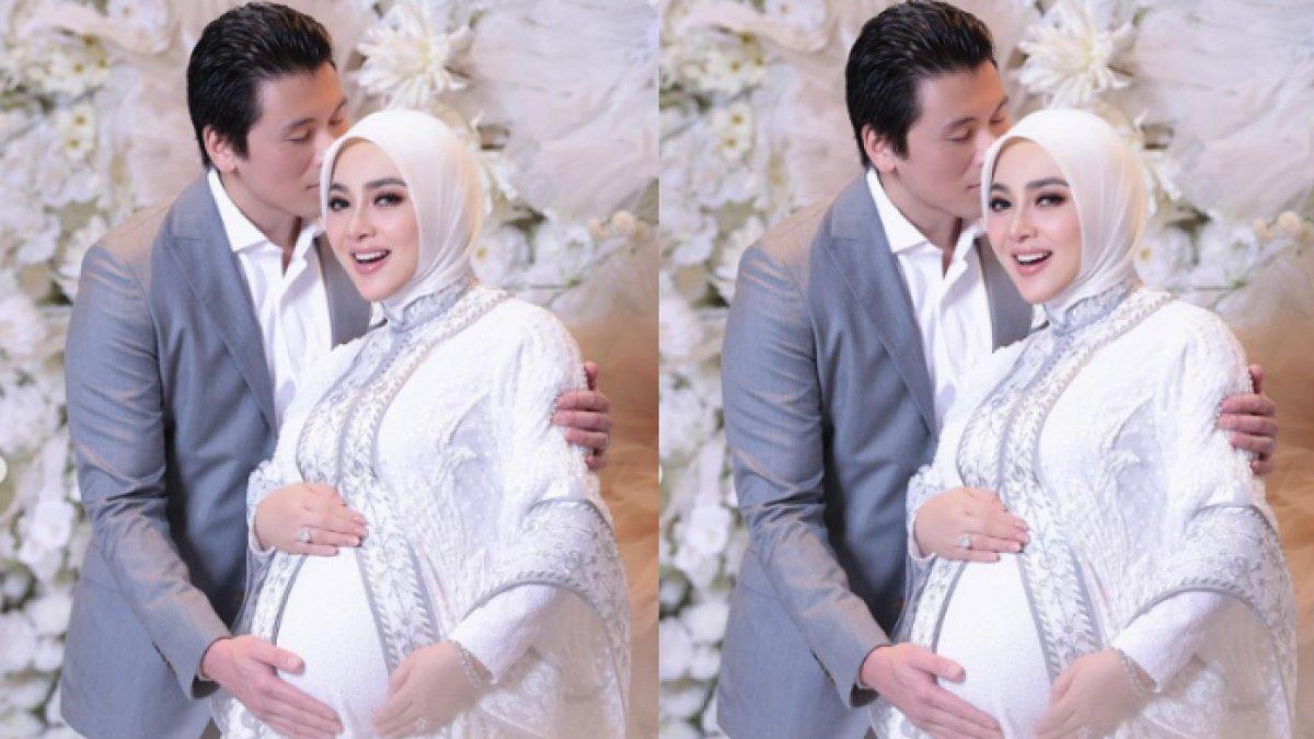 Reino mencium kepala sang istri sambil memegang perutnya.