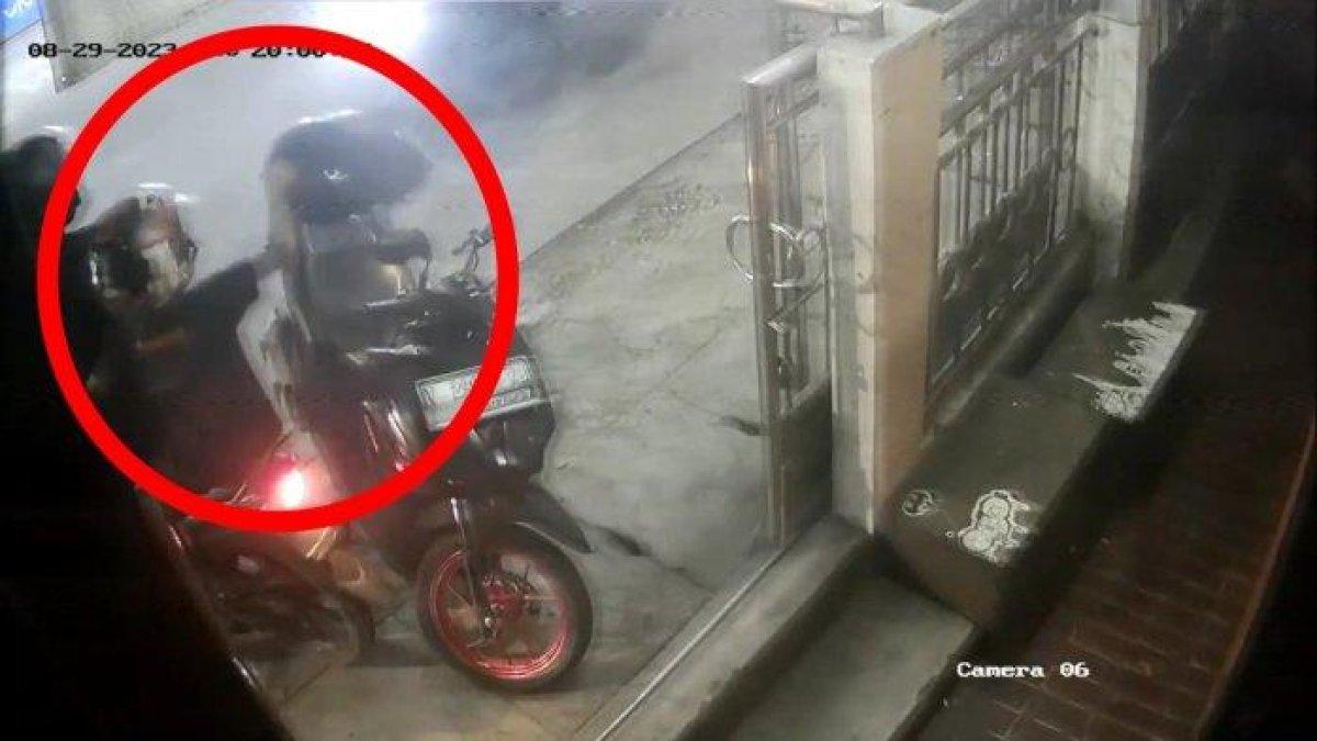 Rekaman CCTV aksi pencurian helm di Jalan Cibanteng, Koja, Jakarta Utara
