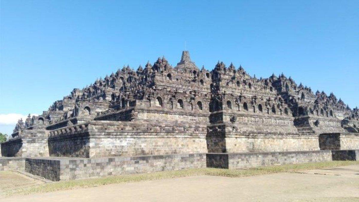 Rencana pemasangan chattra atau payung di puncak Candi Borobudur.
