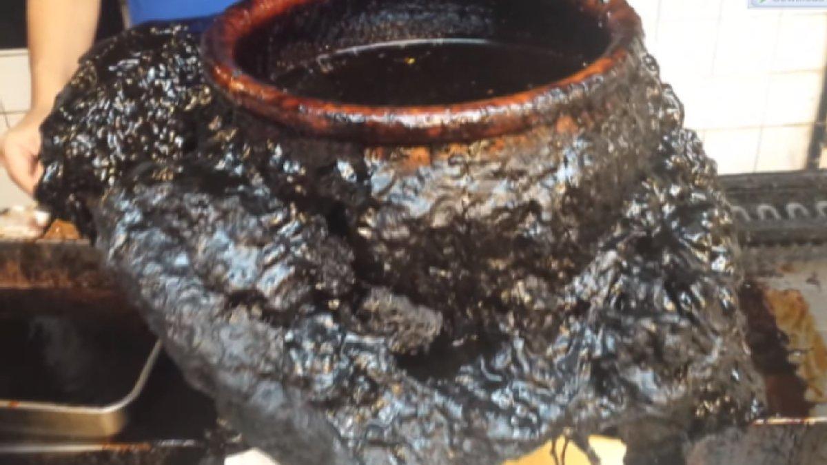 Restoran sate babi di Jepang menggunakan wadah bumbu yang sama selama 60 tahun tanpa dicuci.