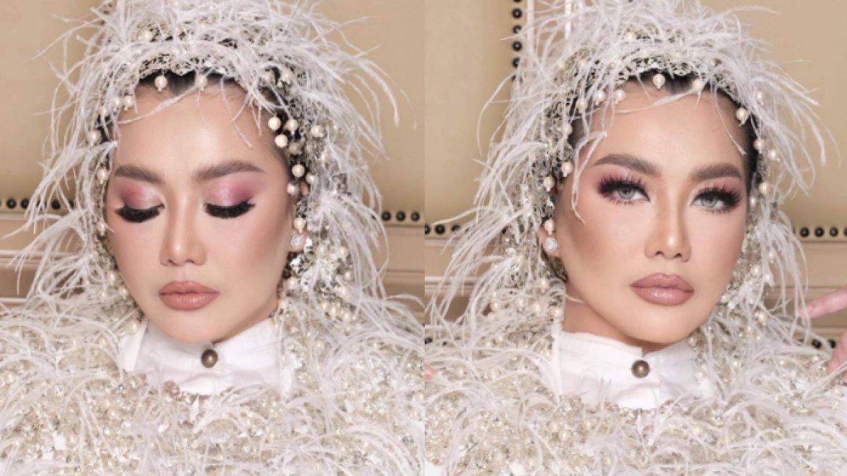 Reza Artamevia menutupi rambutnya dengan manik-manik ketika manggung