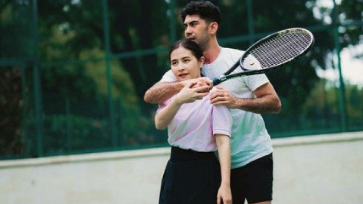Reza Rahadian dekap Prilly Latuconsina dari belakang