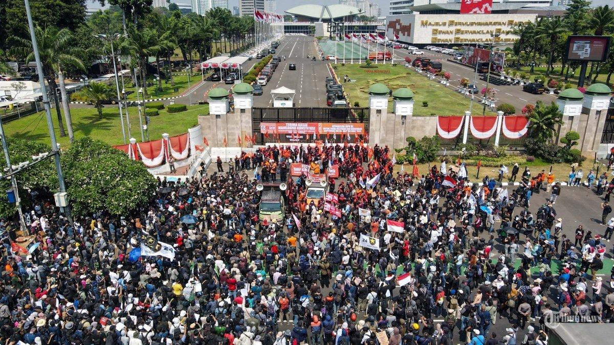 Reza Rahadian menegaskan dirinya tidak pernah ikut kontestasi politik praktis manapun.