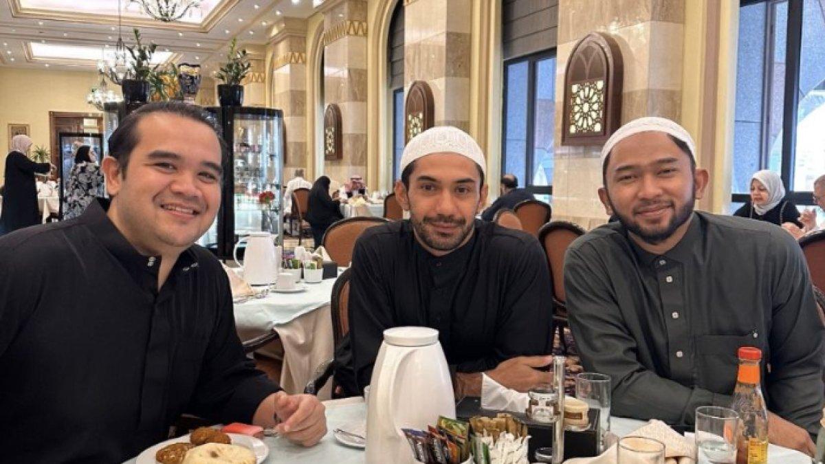 Reza Rahadian terlihat memakai baju koko lengkap dengan peci.