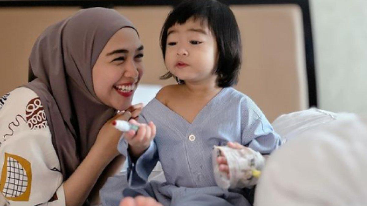 Ria Ricis tetap berusaha tegar di hadapan sang putri.