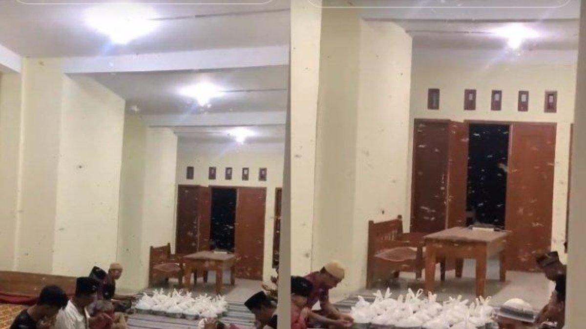 Ribuan laron menyerbu acara tahlilan warga di kawasan Turusgede, Rembang, Jawa Tengah