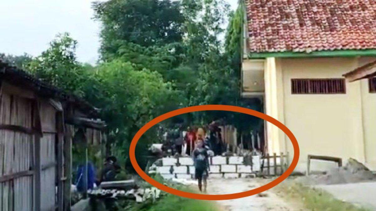 Ribut saling ejek fisik, kakek di Blora, Jawa Tengah bikin tembok tutup akses jalan di kampungnya